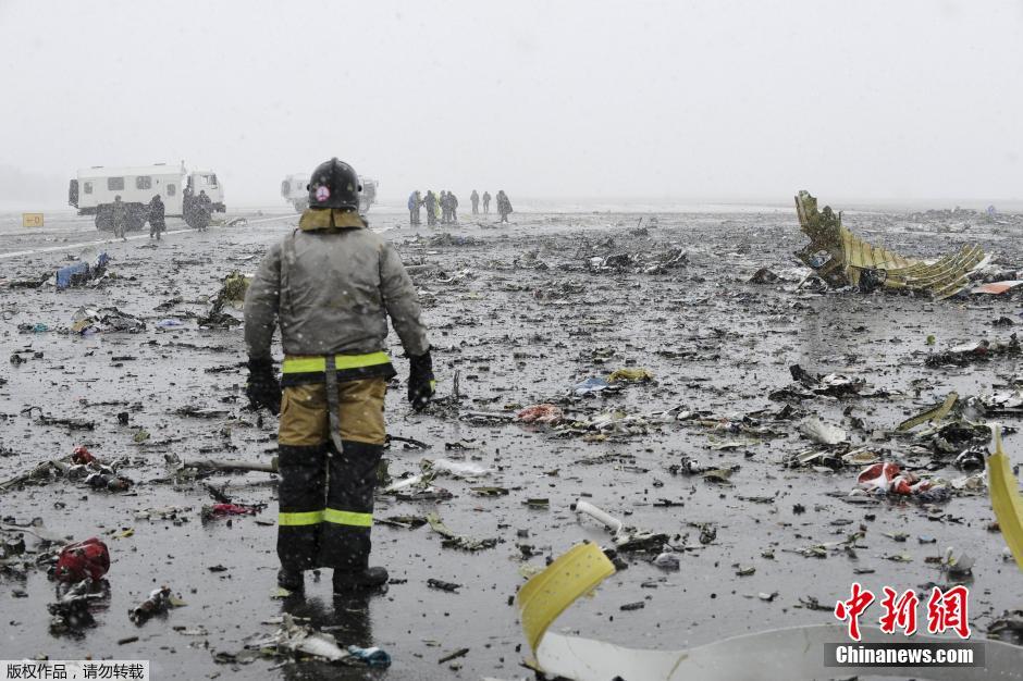 迪拜客机坠毁现场曝光 飞机残骸散落满地