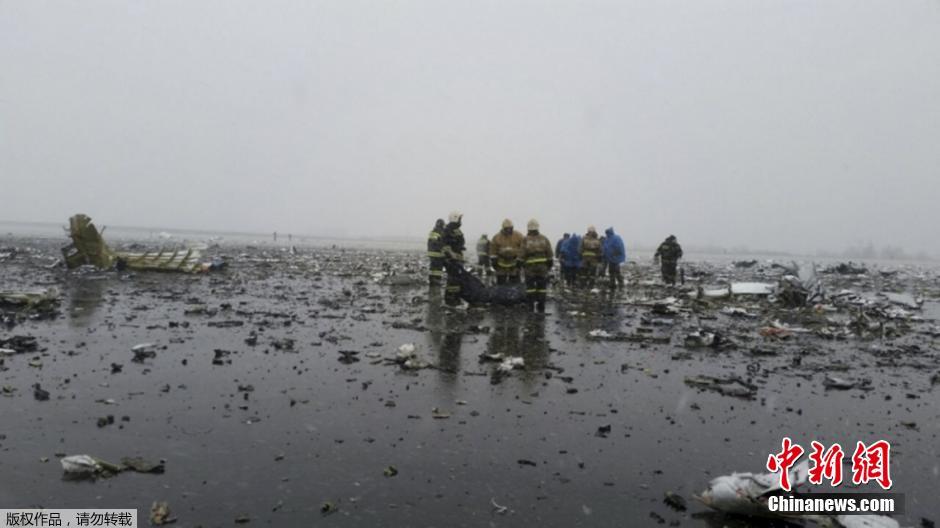 迪拜客机坠毁现场曝光 飞机残骸散落满地
