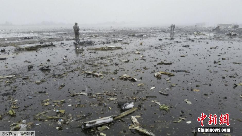 迪拜客机坠毁现场曝光 飞机残骸散落满地