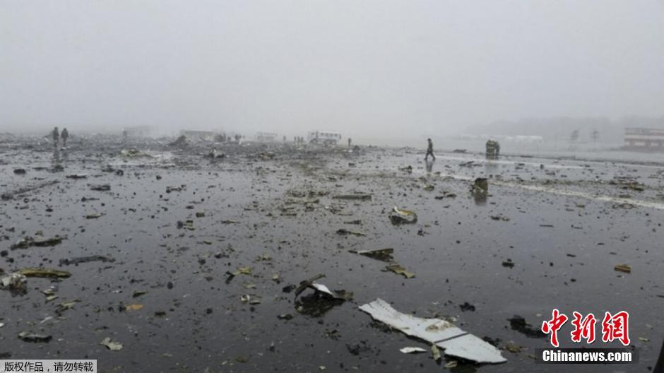 迪拜客机坠毁现场曝光 飞机残骸散落满地