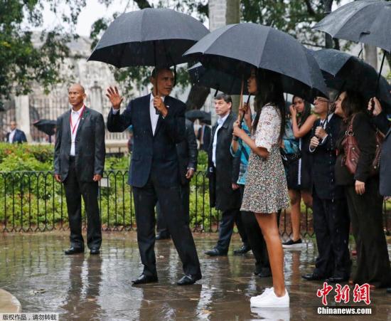 当地时间3月20日，美国总统奥巴马（前）抵达古巴首都哈瓦那何塞&middot;马蒂机场。美国总统奥巴马20日下午抵达古巴首都哈瓦那开始访问。这是1928年以来首位访问古巴的美国在任总统。