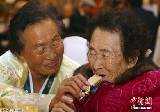 当地时间2015年10月24日,朝鲜金刚山,朝韩离散家属第二轮团聚活动在当地举行。