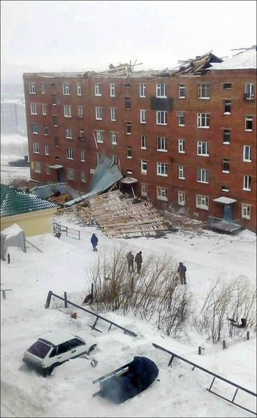 俄罗斯5层公寓楼屋顶被整个掀翻