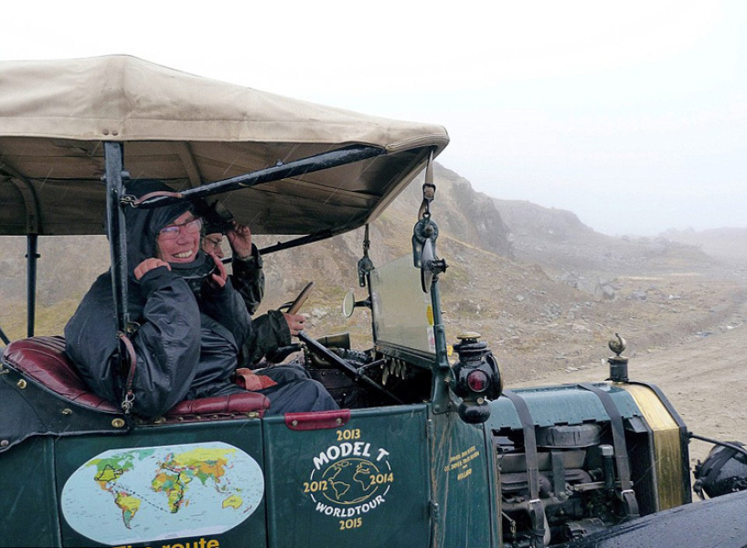 荷兰夫妇驾老爷车环游世界 总路程超5万英里