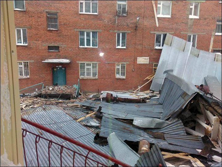 俄罗斯5层公寓楼屋顶被整个掀翻