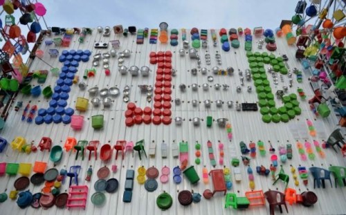 别出心裁：商品拼凑醒目店名印尼商铺吸引顾客（图）