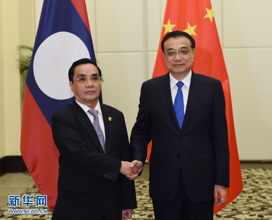 3月23日,国务院总理李克强在海南三亚会见来华出席澜沧江—湄公河合作首次领导人会议及博鳌亚洲论坛2016年年会的老挝总理通邢。新华社记者 饶爱民 摄 3月23日,国务院总理李克强在海南三亚会见来华出席澜沧江—湄公河合作首次领导人会议及博鳌亚洲论坛2016年年会的老挝总理通邢。新华社记者 饶爱民 摄