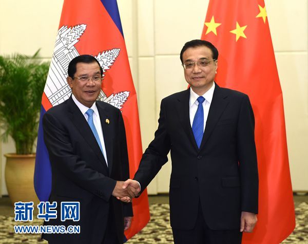 3月23日,国务院总理李克强在海南三亚会见来华出席澜沧江—湄公河合作首次领导人会议及博鳌亚洲论坛2016年年会的柬埔寨首相洪森。新华社记者 饶爱民 摄
3月23日,国务院总理李克强在海南三亚会见来华出席澜沧江—湄公河合作首次领导人会议及博鳌亚洲论坛2016年年会的柬埔寨首相洪森。新华社记者 饶爱民 摄