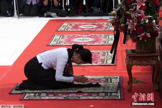 当地时间2014年7月19日，缅甸仰光，昂山素季向父亲昂山将军的陵墓叩拜，悼念其67年前被刺杀。