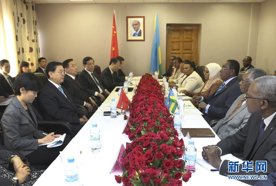 3月22日至23日，全国人大常委会委员长张德江对卢旺达进行正式友好访问。这是3月23日，张德江在卢旺达首都基加利与卢旺达参议长马库扎举行会谈。新华社记者 马占成 摄