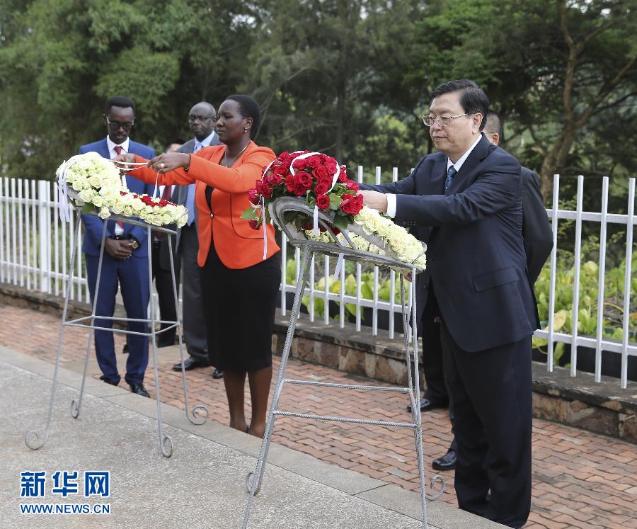 3月22日至23日，全国人大常委会委员长张德江对卢旺达进行正式友好访问。这是3月22日，张德江在基加利大屠杀纪念馆凭吊大屠杀遇难者。新华社记者 马占成 摄 