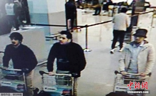 比利時聯邦警察公布一張機場監控拍攝下的三名機場恐襲嫌疑犯的視頻截圖。
