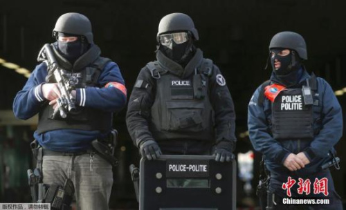 布魯塞爾全副武裝的警察。