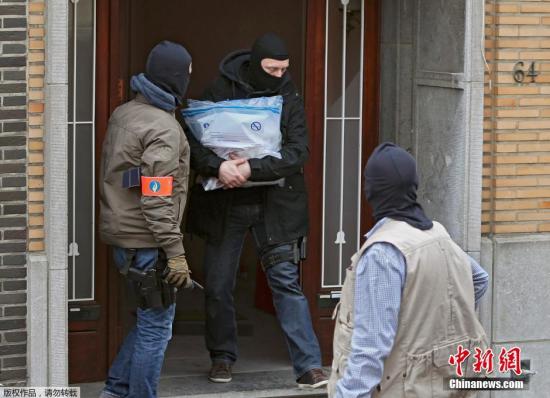 當地時間2016年3月23日，比利時布魯塞爾，布魯塞爾恐襲案嫌犯在安德萊赫特一棟建築內被捕。