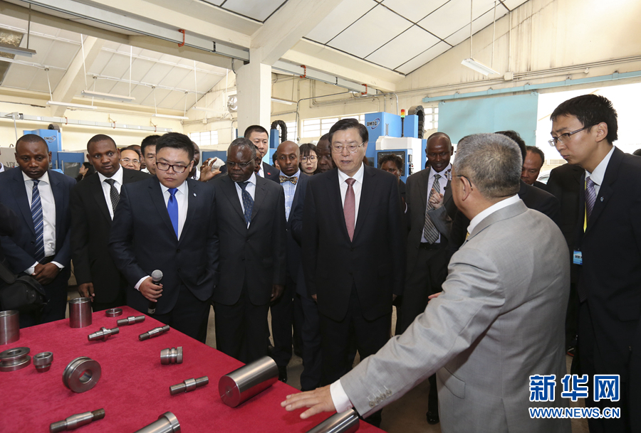 这是3月25日,张德江在肯尼亚首都内罗毕考察中肯职业教育合作示范中心。 新华社记者丁林摄 这是3月25日,张德江在肯尼亚首都内罗毕考察中肯职业教育合作示范中心。 新华社记者丁林摄