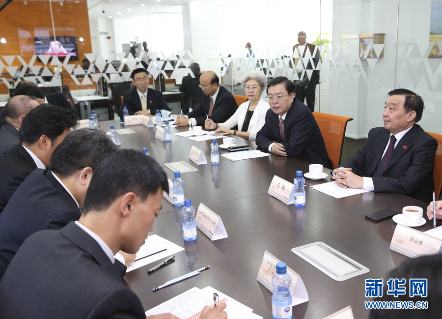 这是3月25日,张德江在肯尼亚首都内罗毕考察中央电视台非洲分台并接见中央媒体驻非洲机构负责人。 新华社记者马占成摄 这是3月25日,张德江在肯尼亚首都内罗毕考察中央电视台非洲分台并接见中央媒体驻非洲机构负责人。 新华社记者马占成摄