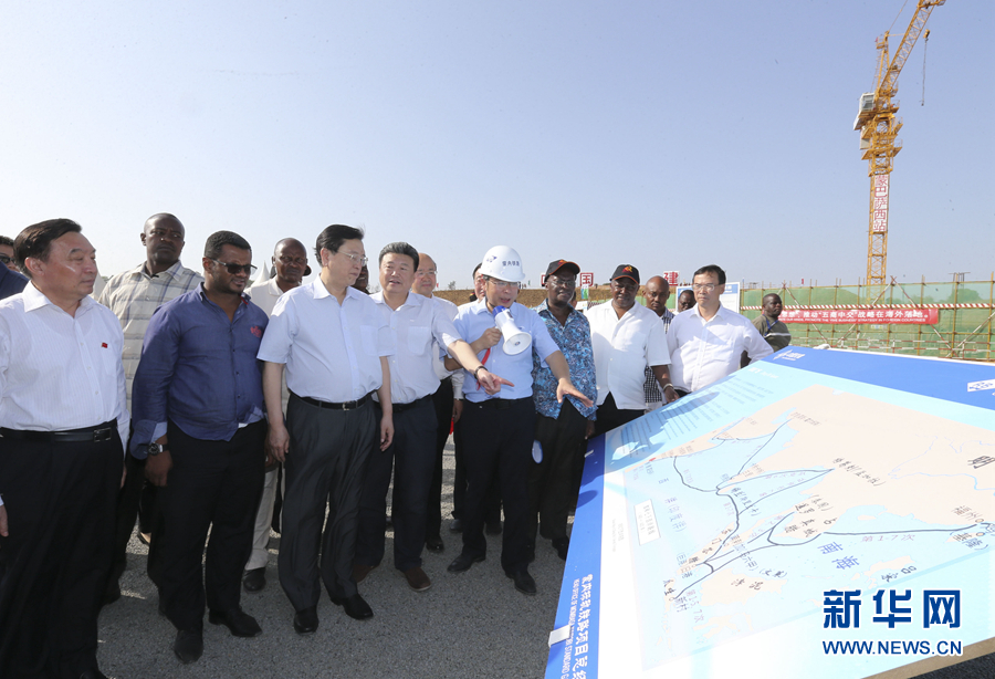这是3月26日,张德江在肯尼亚蒙巴萨考察蒙内铁路项目蒙巴萨西站。 新华社记者丁林摄 这是3月26日,张德江在肯尼亚蒙巴萨考察蒙内铁路项目蒙巴萨西站。 新华社记者丁林摄