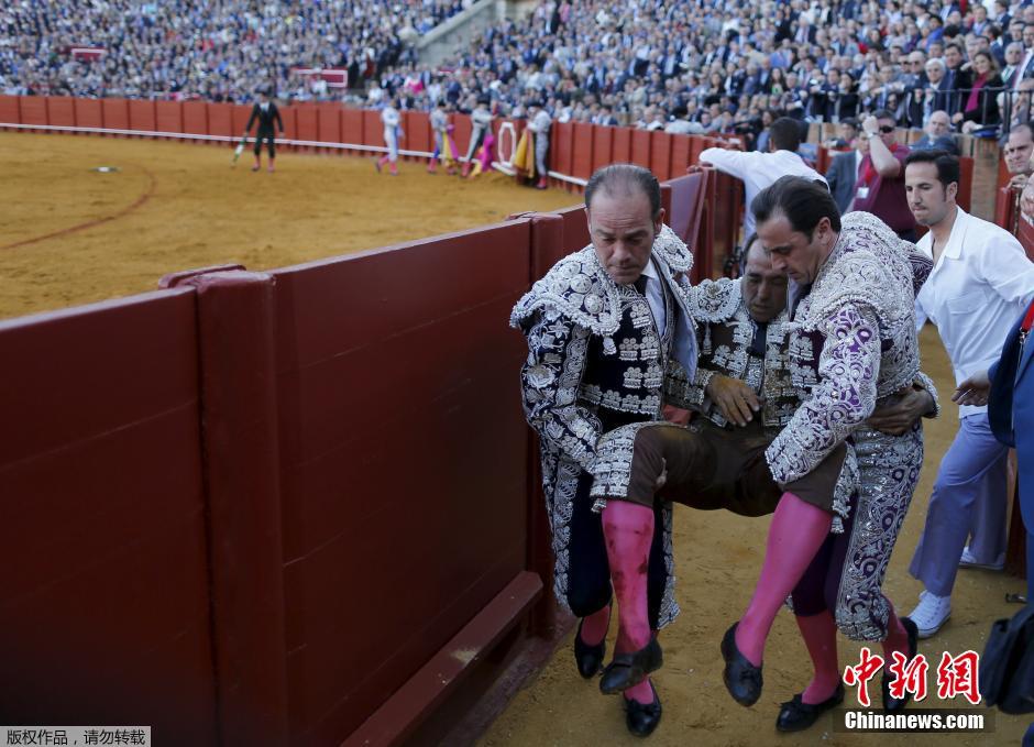 西班牙复活节斗牛赛险象环生