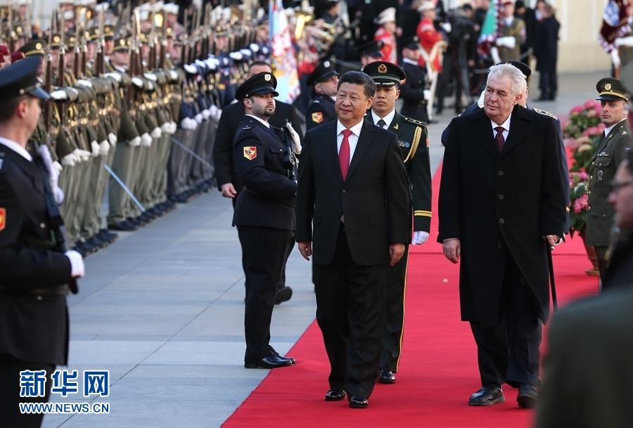 3月29日，國家主席習近平出席捷克總統澤曼在布拉格總統府舉行的隆重歡迎儀式。 新華社記者 龐興雷 攝