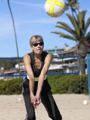 美国80岁奶奶打沙滩排球60年球技高超活力四射（图）
