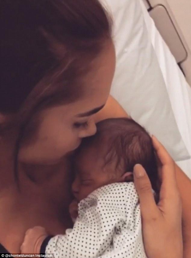 &ldquo;马甲线妈妈&rdquo;生娃 宝宝力量强大惊呆护士