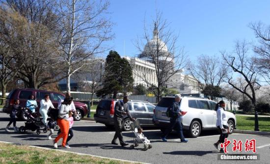 当地时间3月28日下午，一名枪手携枪进入华盛顿国会山，并拔枪指向当值警察。国会山警察将其击伤并逮捕，另有一名女性被弹片所伤。警方称该案与恐怖袭击无关。枪击事件发生后，白宫与国会一度被采取封锁措施。<a target='_blank' href='http://www.chinanews.com/'><p align=