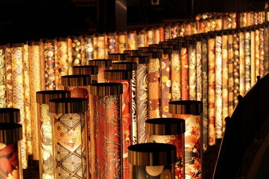 京都&ldquo;光影竹林&rdquo;：流光溢彩雨夜更显唯美（图）