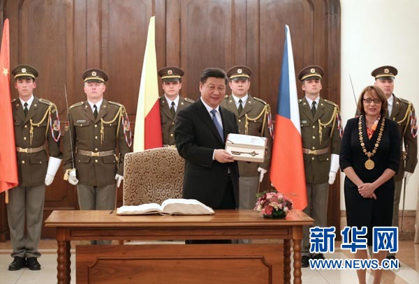 当地时间3月29日，国家主席习近平在捷克布拉格会见布拉格市长科尔娜乔娃，并接受科尔娜乔娃代表该市赠予的城市钥匙。 新华社记者 庞兴雷摄