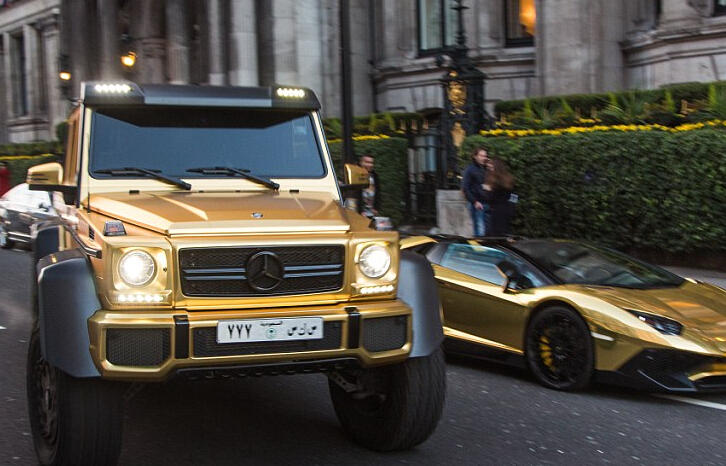 沙特富豪批量空运&ldquo;黄金战车&rdquo;去英国度假