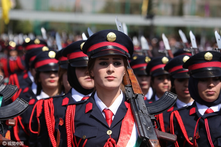 伊拉克201名库尔德女兵参加毕业典礼英姿飒爽