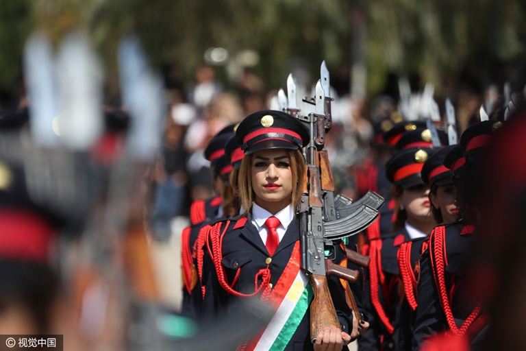 伊拉克201名库尔德女兵参加毕业典礼英姿飒爽