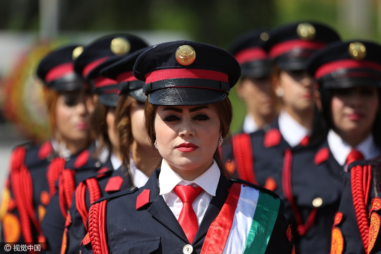 伊拉克201名库尔德女兵参加毕业典礼英姿飒爽