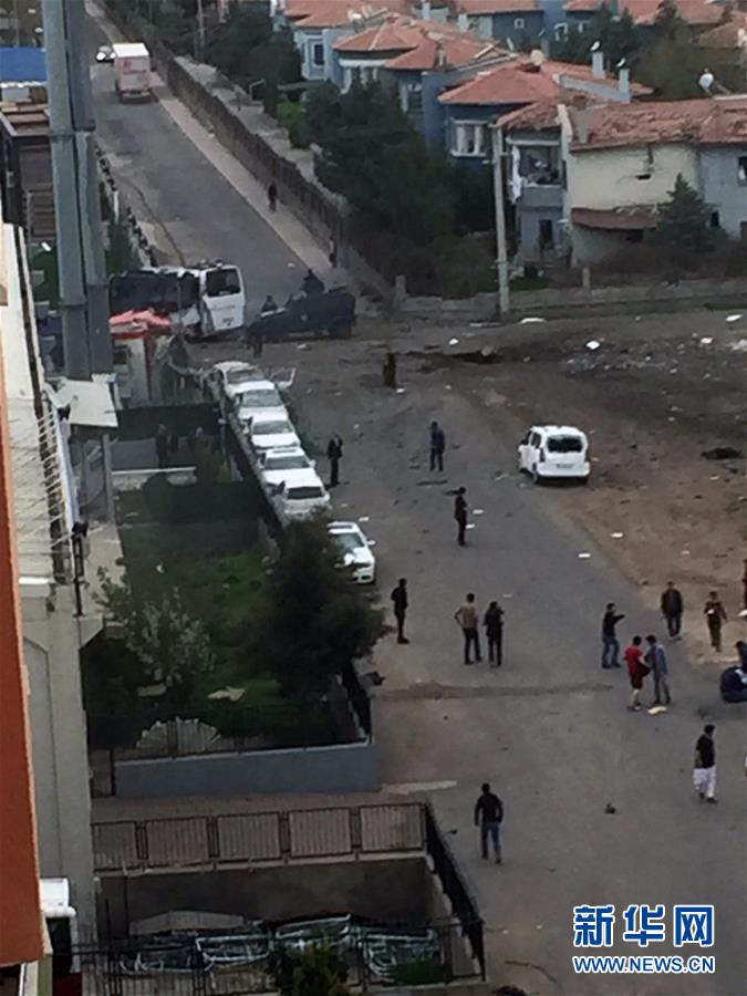 （国际）（2）土耳其警车遭爆炸袭击致4警察丧生