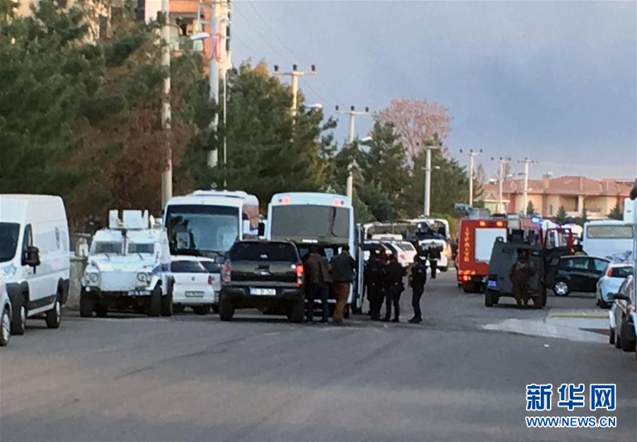 （国际）（1）土耳其警车遭爆炸袭击致4警察丧生