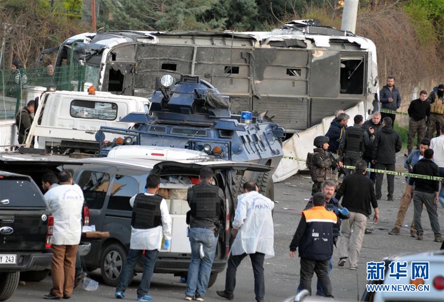 （国际）（3）土耳其警车遭爆炸袭击致4警察丧生