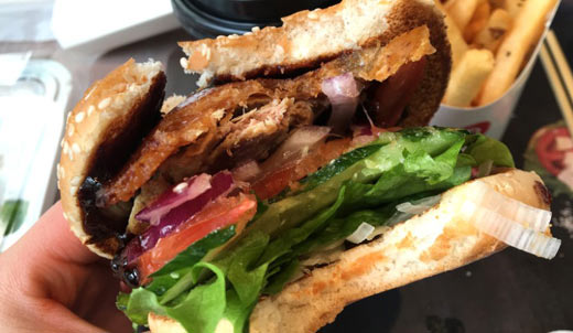 悠着点儿麦当劳！烤鸭汉堡强势来袭啦！