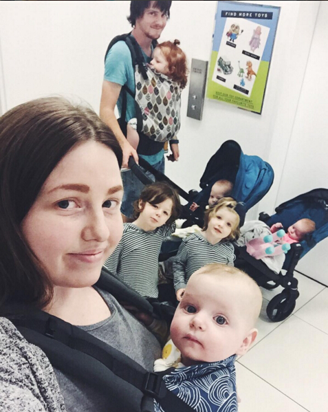 澳大利亚23岁女子已是6个娃的妈 家庭照爆红网络