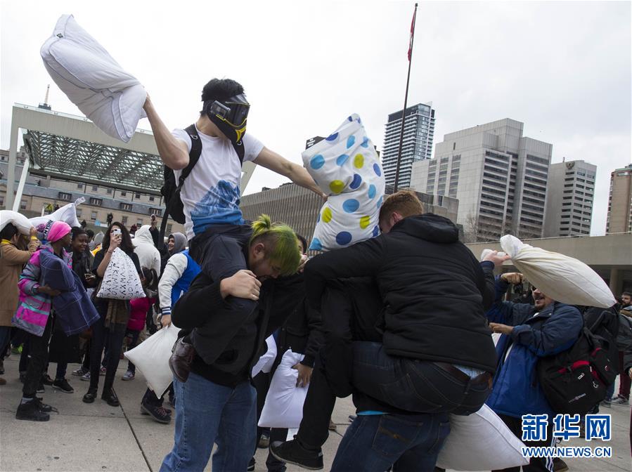 （国际）（1）枕头大战 欢乐&ldquo;开战&rdquo;
