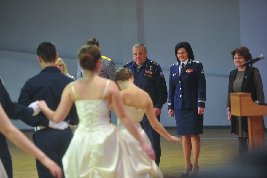 俄军举办首届'军人荣誉'舞会 军校帅哥美女共舞