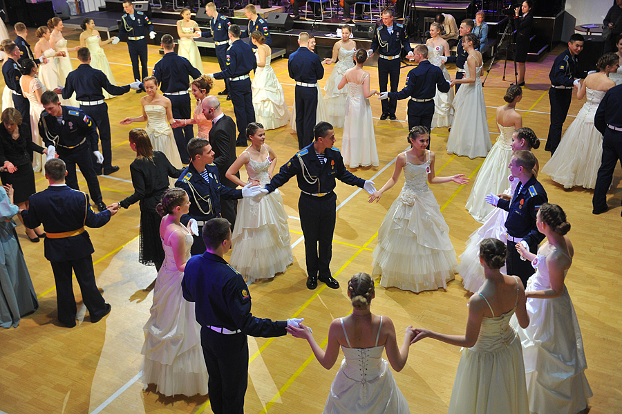 俄军举办首届'军人荣誉'舞会 军校帅哥美女共舞