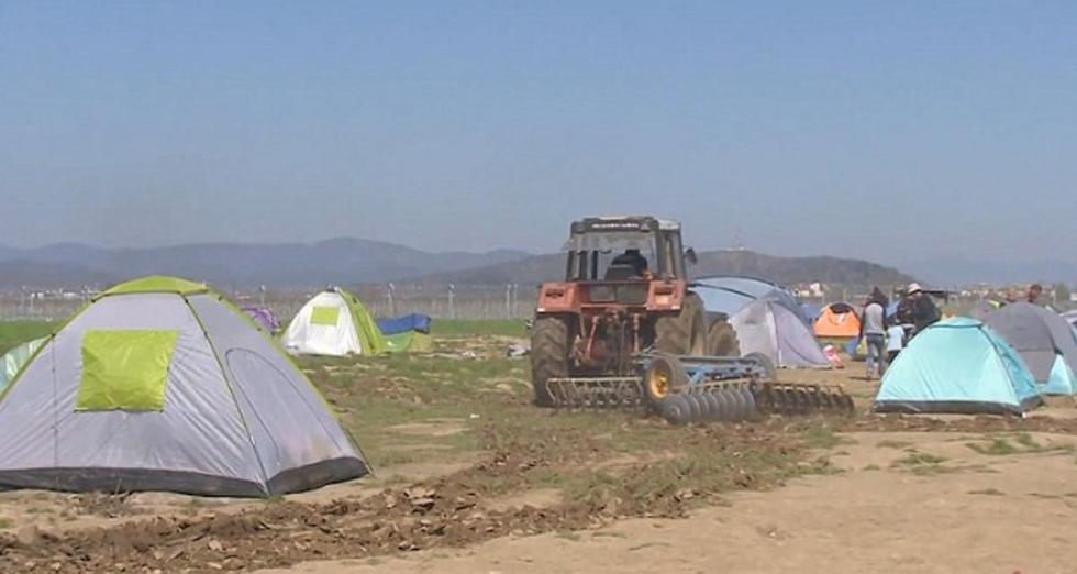 凶残！希腊农民开拖拉机怒掀难民帐篷
