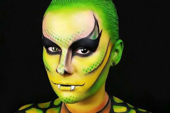 萨拉通过高超的化妆术将自己变身各种漫画中人物。网页截图