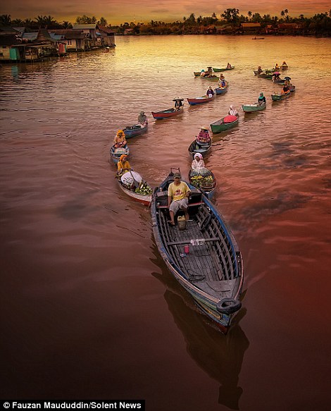 魅力独木舟：印尼水上市场风情无限