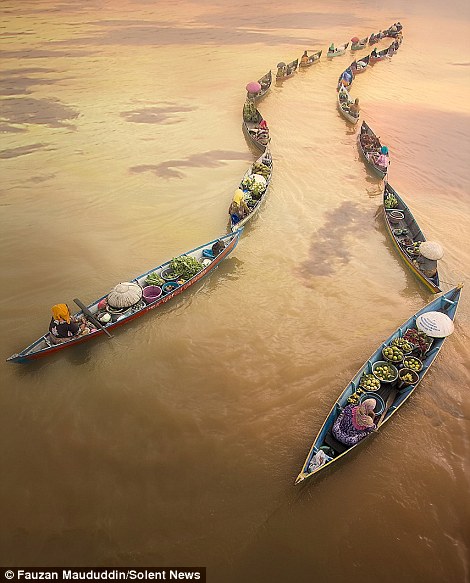 魅力独木舟：印尼水上市场风情无限