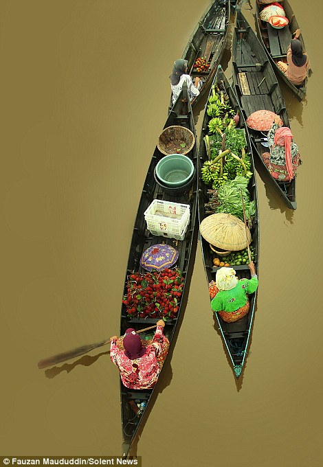 魅力独木舟：印尼水上市场风情无限