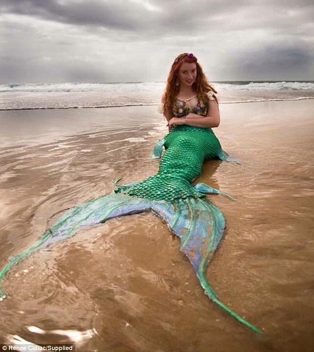 澳洲高薪美女白领辞职变身&ldquo;美人鱼&rdquo;