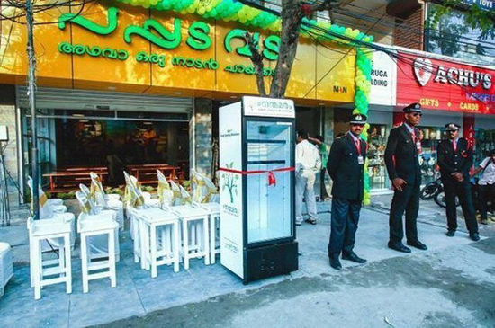 印度餐厅老板米努&middot;保罗在餐厅外面将餐厅里的剩余食物放到街上的冰箱里，流浪者能够自取食物。（网页截图）