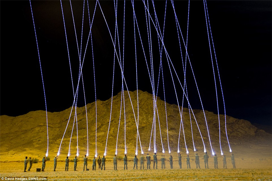 科幻大片:英军夜间大漠中齐射照明弹场面震撼