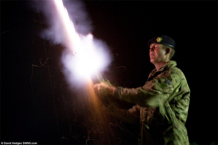 科幻大片：英军夜间大漠中齐射照明弹场面震撼