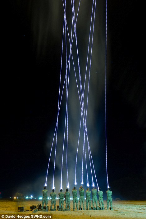 科幻大片：英军夜间大漠中齐射照明弹场面震撼